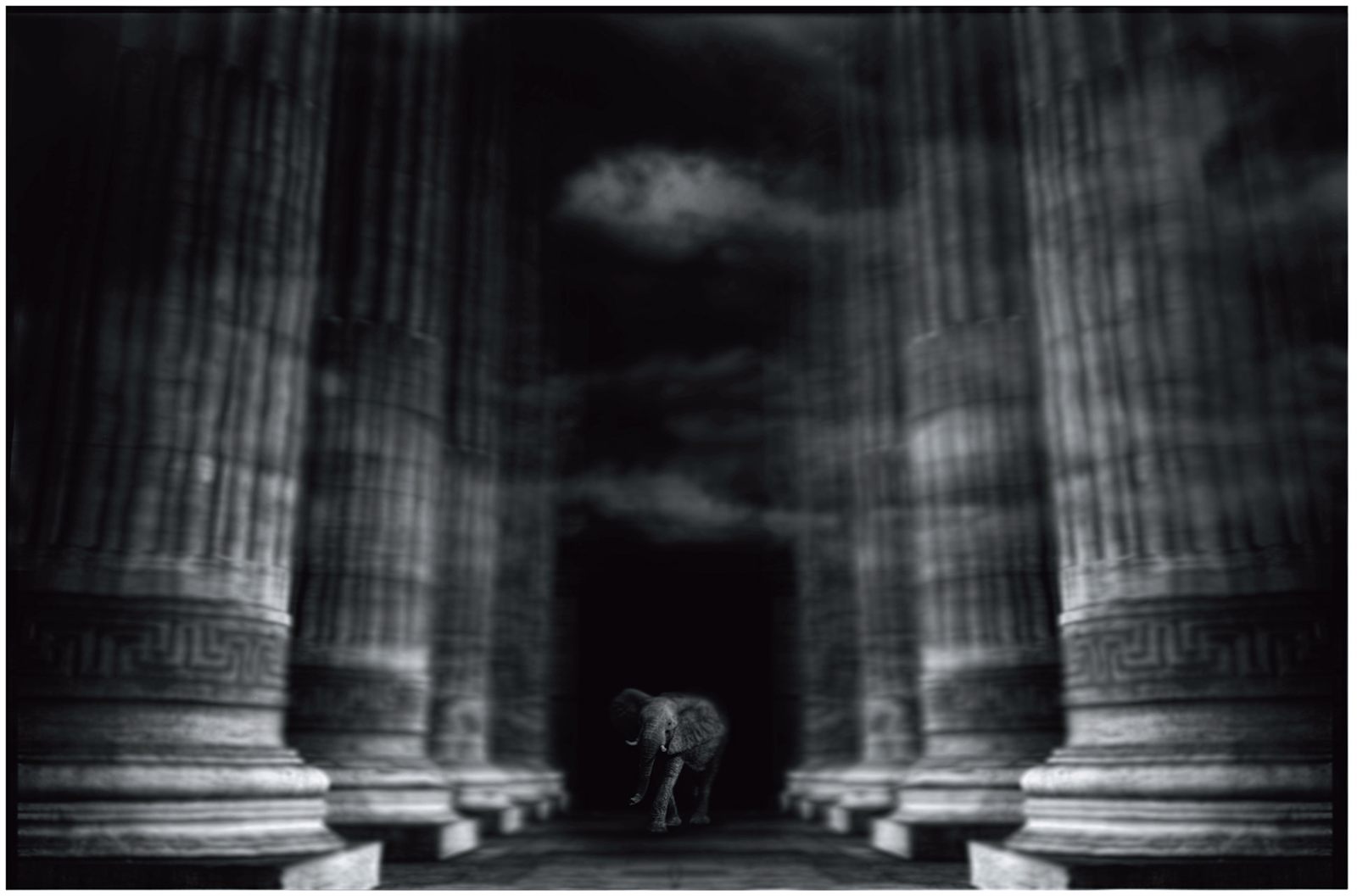 Composition sombre de colonnes monumentales ouvrant sur une silhouette lointaine