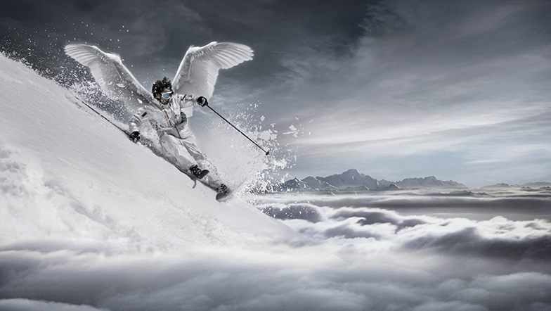 Skieur en pleine descente dans une poudreuse blanche, image en noir et blanc